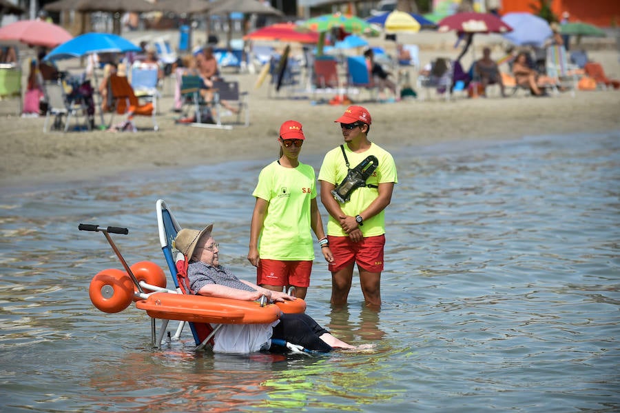 La Fundación Ambulancia del Último Deseo echa a andar en la Región. La iniciativa de un grupo de sanitarios permite a una paciente de 78 años con obesidad mórbida y alto grado de dependencia disfrutar de la playa por primera vez