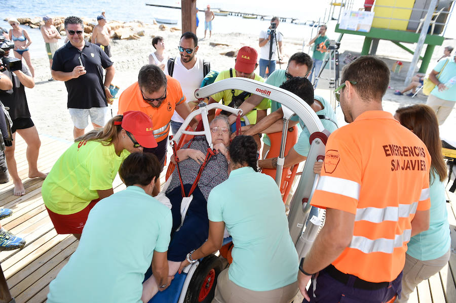 La Fundación Ambulancia del Último Deseo echa a andar en la Región. La iniciativa de un grupo de sanitarios permite a una paciente de 78 años con obesidad mórbida y alto grado de dependencia disfrutar de la playa por primera vez