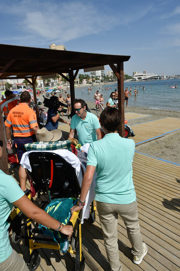 La Fundación Ambulancia del Último Deseo echa a andar en la Región. La iniciativa de un grupo de sanitarios permite a una paciente de 78 años con obesidad mórbida y alto grado de dependencia disfrutar de la playa por primera vez