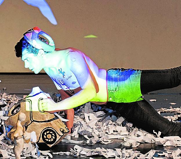 El actor Saúl Lozano se mueve en escena bajo la asesoría de Nazaret Martín y sobre la escenografía de José Ruiz Saura. 