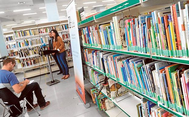 Rafael Gómez y Miriam Guardiola presentaron ayer las actividades de la Feria del Libro de Murcia en la Biblioteca Regional.