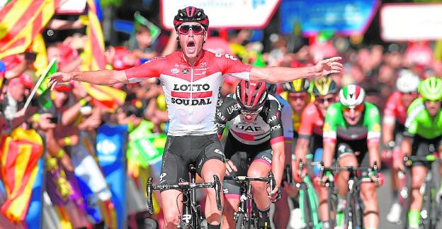 Sorpresa. El belga Jelle Wallays celebra su victoria de etapa en Lérida. 