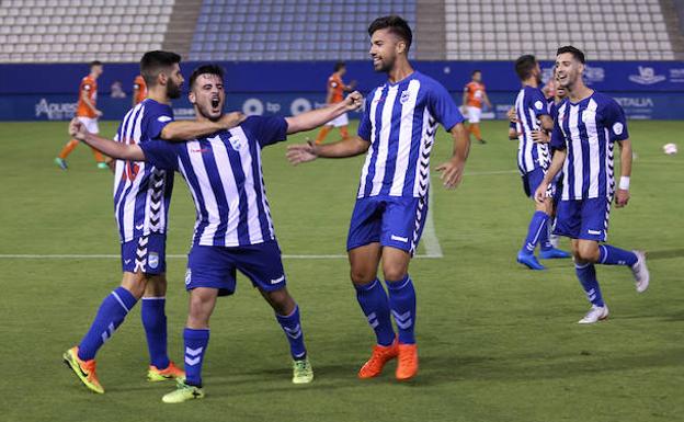 Los jugadores del Lorca celebran un gol frente a Unionistas.