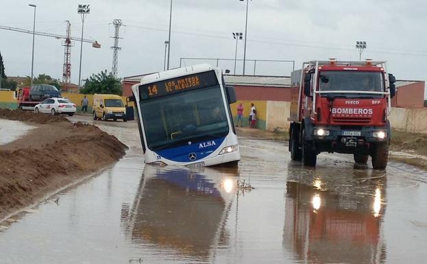 Un autobús ha quedado atrapado en una cuneta en la carretera de El Albujón.
