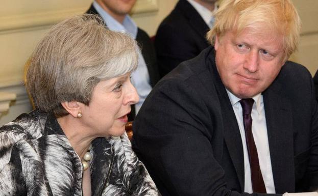 La primera ministra británica, Theresa May, junto al exministro Boris Johnson.