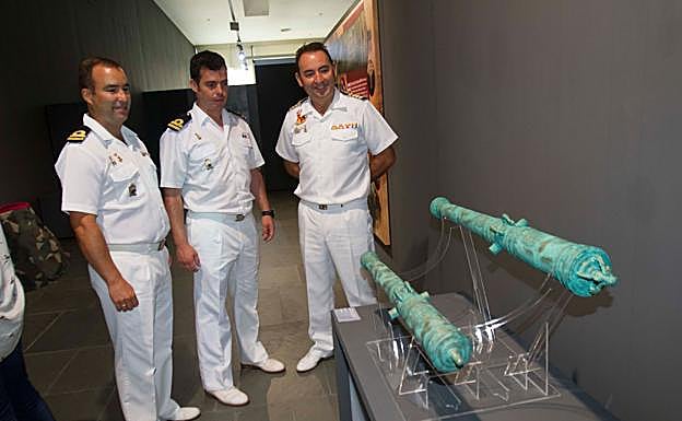 Miembros de la Armada observan las réplicas a escala de las culebrinas, en una sala del Arqua. 