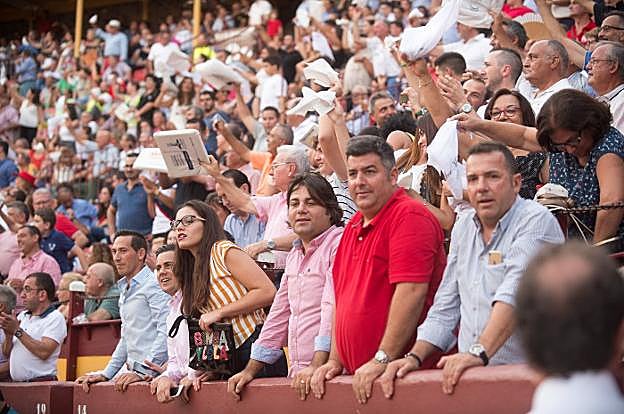 Los tendidos se llenaron de aficionados, que no quisieron perderse el último festejo de la feria taurina de septiembre. 