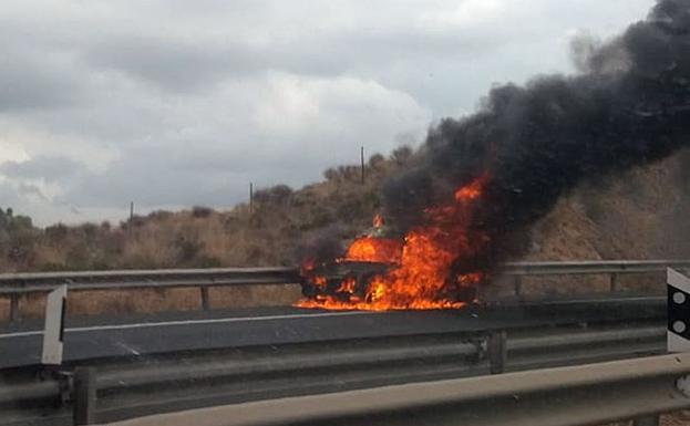 El vehículo incendiado en el kilómetro 560 de la A-7, en dirección a Alicante.