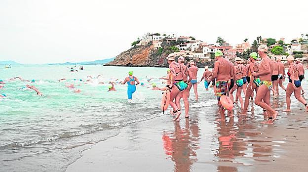 Salida de la travesía a nado Desafío Seaman en Bolnuevo. 