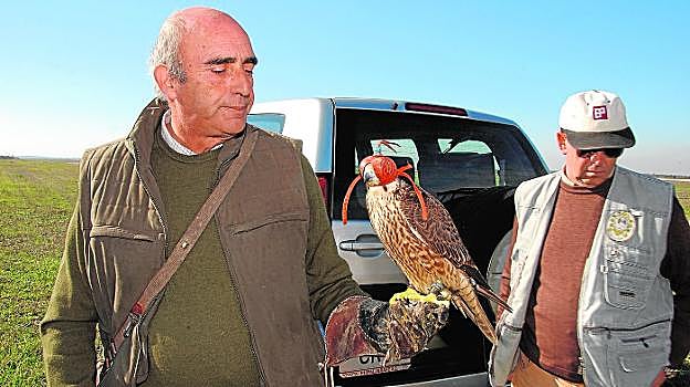 Los cetreros más veteranos en activo de España, Jesús Brizuela (izq.) y Rafael García Humanes. 