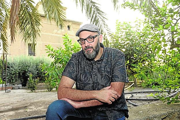 Miguel Ángel Hernández, en el huerto de la condesa de Almodóvar, ante la casa torre de Los Ramos. 
