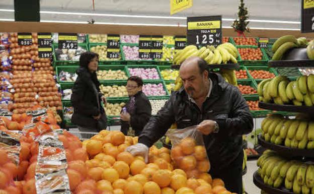 Clientes haciendo la compra en un supermercado