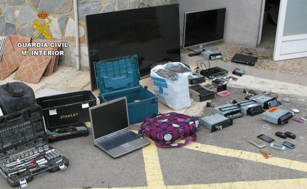 Algunos de los bienes robados incautados por la Guardia Civil.