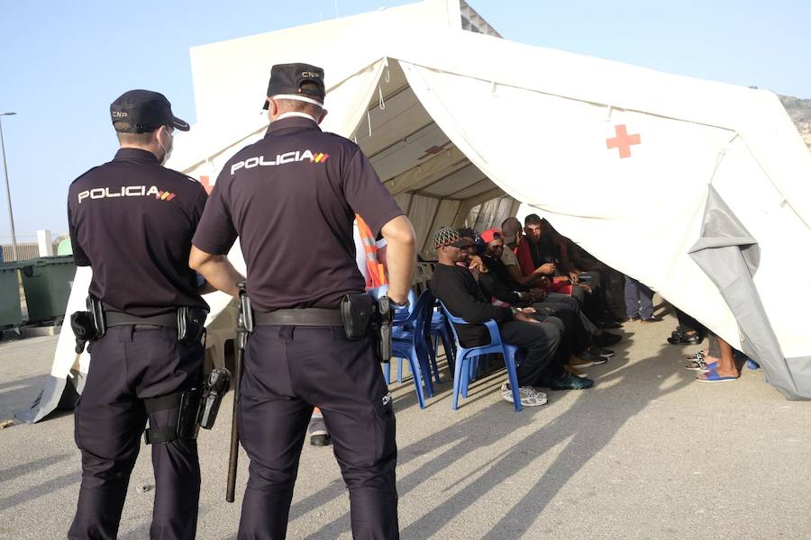 Durante la noche se ha atendido a 114 personas en un dispositivo especial con representación de autoridades civiles y militares, fuerzas de seguridad y Cruz Roja