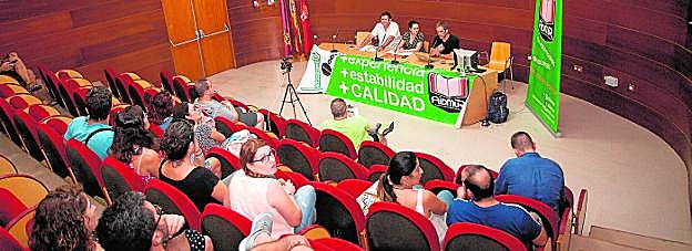 Los interinos, ayer, reunidos en el edificio Moneo de Murcia. 