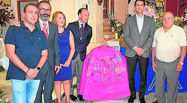 Liria (c), con el capote pintado por Luis Fernández (2 i.). 