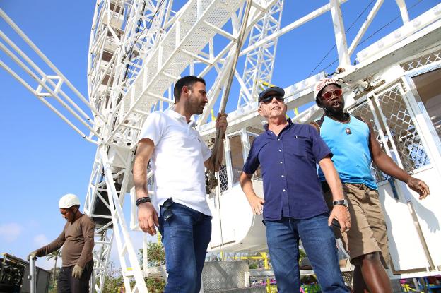 Agustín Llamas Gómez y Rafael González supervisan el montaje de la noria panorámica en el recinto del Huerto de la Rueda. 