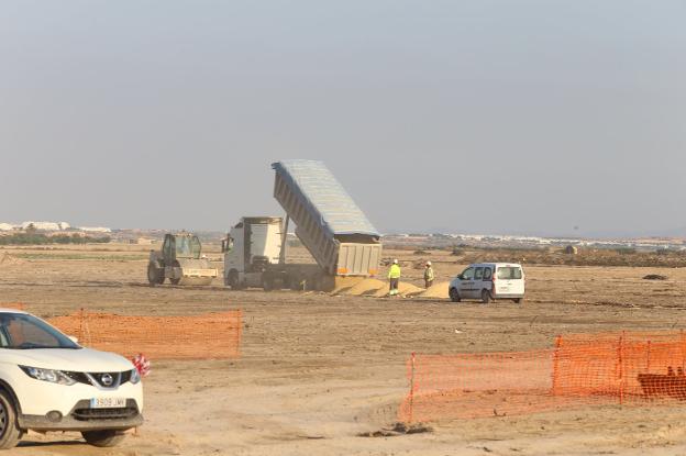 Unos trabajadores, preparando ayer con maquinaria pesada el terreno donde se ubicará la macroplanta solar de Totana. 