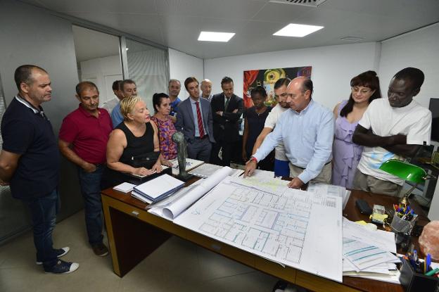López Rejas señala sobre plano a los vecinos los detalles de la primera fase. 