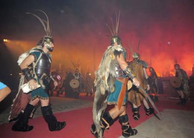 Imagen secundaria 1 - Un momento de la representación de las Bodas de Aníbal e Himilce | Desembarco de las tropas en el puerto de Qart Hadasht | Lucha de gladiadores, un espectáculo que se disfrutará con el circo romano, que «vuelve para quedarse».