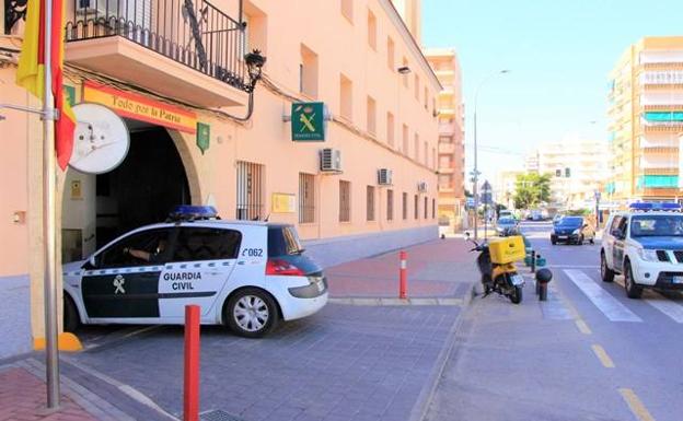 El vehículo de la Guardia Civil, tras interceptar la segunda patera.