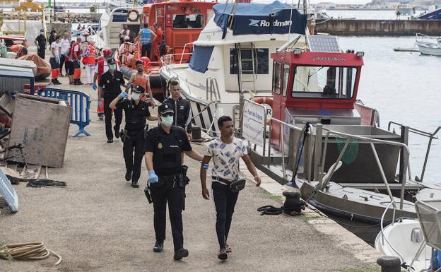 Los inmigrantes llegados en la primera patera este miércoles.