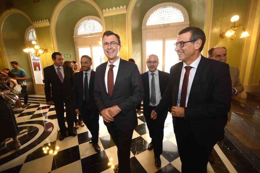 El Teatro Romea ha sido el escenario del acto, al que ha asistido el rector, José Luján, y el alcalde de Murcia, José Ballesta