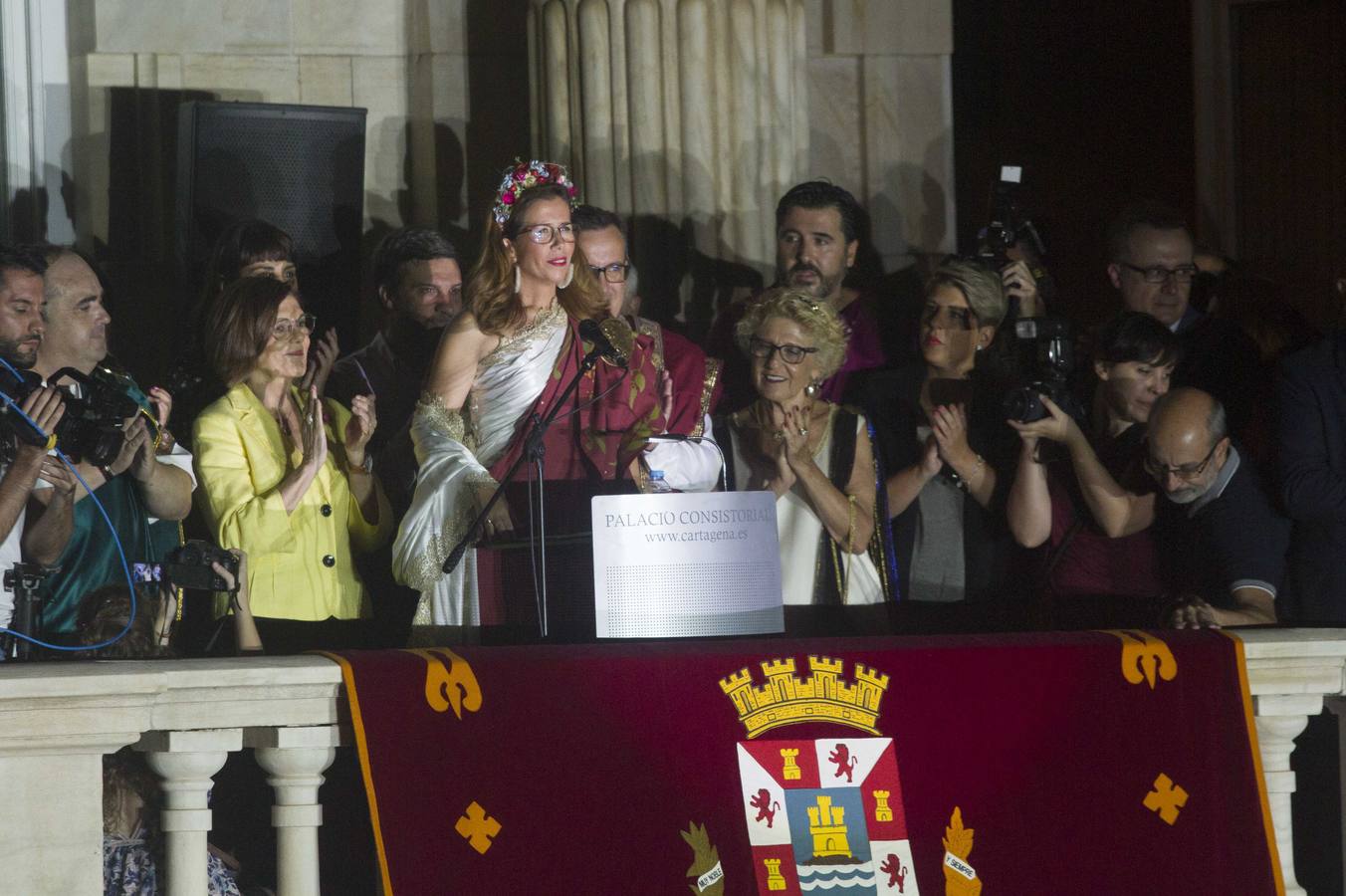 La alcaldesa de Cartagena arengó a las Tropas y Legiones a hacer grande estos días a Cartagena y a que las mujeres sean más protagonistas de las fiestas.
