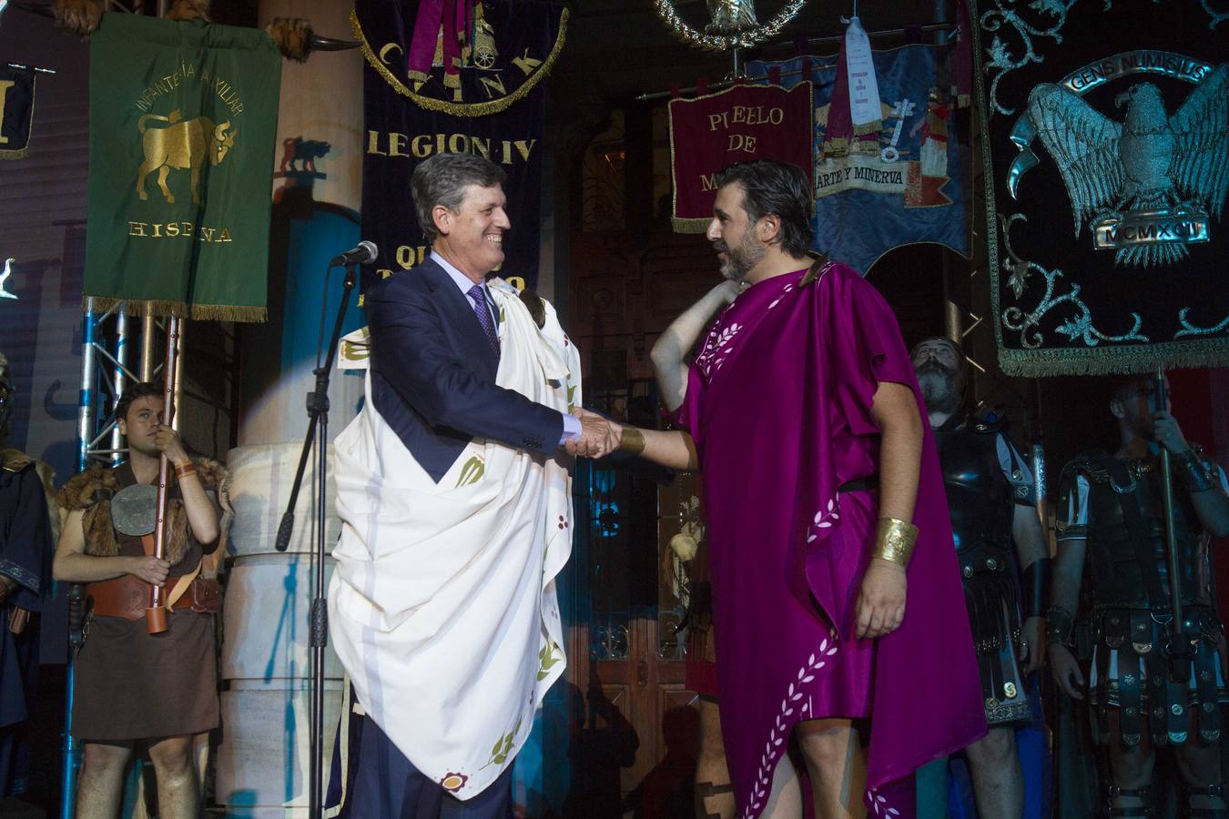 La alcaldesa de Cartagena arengó a las Tropas y Legiones a hacer grande estos días a Cartagena y a que las mujeres sean más protagonistas de las fiestas.