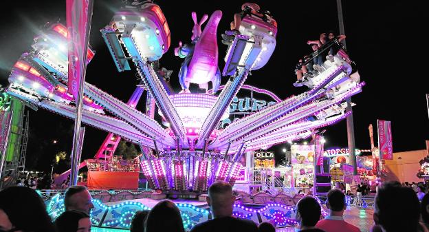 Una de las atracciones instaladas en el recinto ferial del Huerto de la Rueda, que anoche abrió sus puertas. 