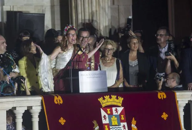 La alcaldesa, Ana Belén Castejón, pronuncia su pregón desde el balcón del Palacio Consistorial, rodeada de autoridades locales y regionales.