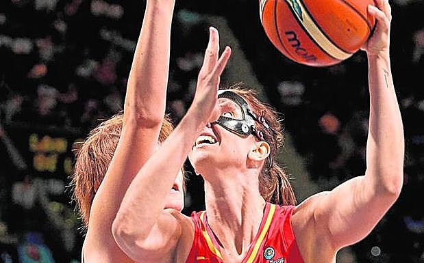 La murciana Laura Gil entra a canasta durante el encuentro de ayer contra la selección japonesa. 