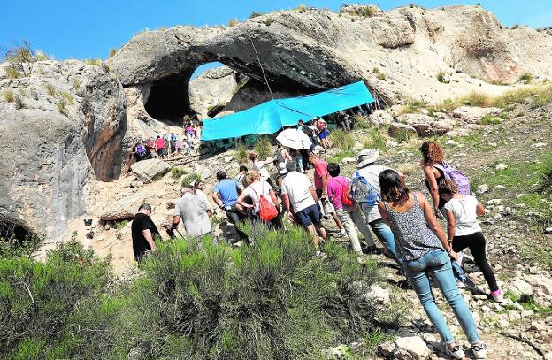 Visitantes acceden, ayer por la mañana, a la Cueva del Arco. 