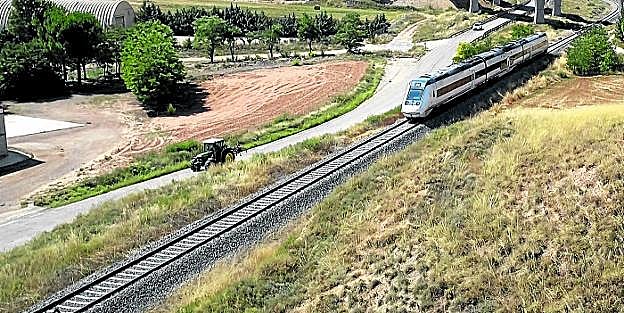 Momento en que el tractor saca distancia y se aleja del AVE, a la altura de Navarrete del Río. 