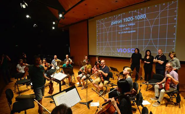 Los músicos de la Sinfónica, dirigidos por Darling Dyle, ensayaron ayer el concierto de homenaje a Chumilla-Carbajosa (de pie, al fondo a la izquierda) que acoge hoy el Auditorio regional. 