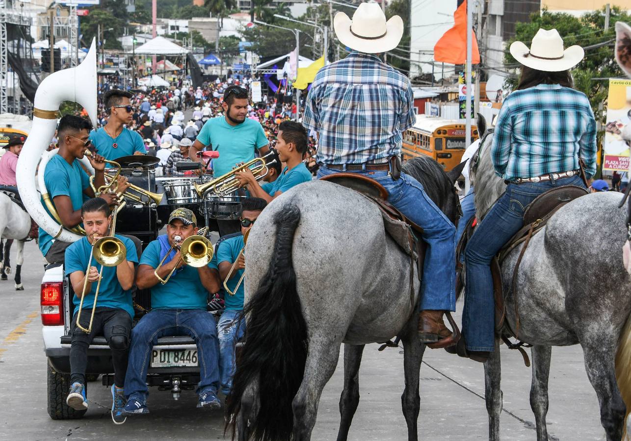 Festejos de carnaval en el Bulevar Suyapa, en Tegucigalpa (Honduras). Miles de hondureños celebran el 440 aniversario de la fundación en 1578 por los españoles de Tegucigalpa, la capital del país, con la participación de bandas musicales y desfiles. 