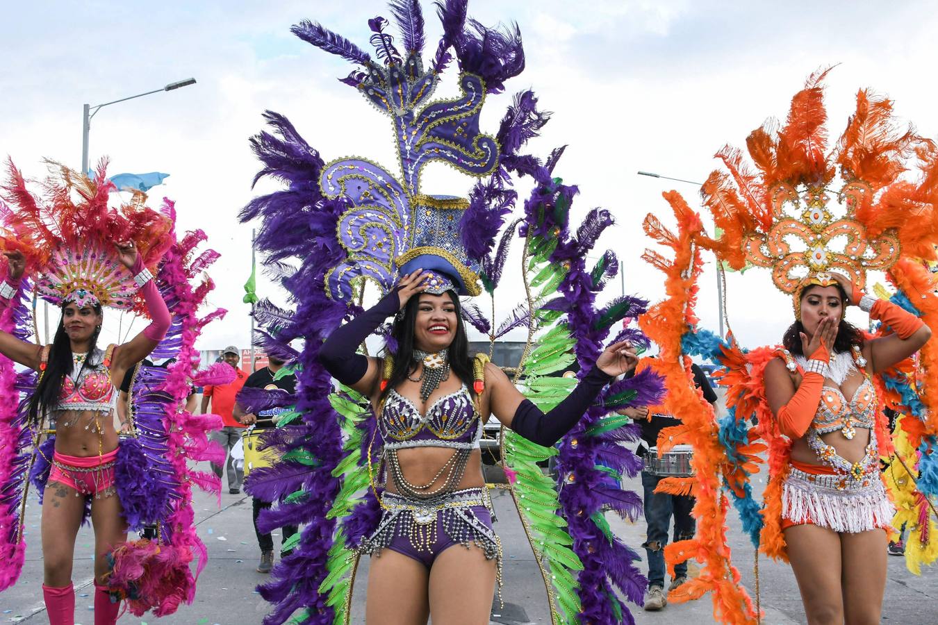 Festejos de carnaval en el Bulevar Suyapa, en Tegucigalpa (Honduras). Miles de hondureños celebran el 440 aniversario de la fundación en 1578 por los españoles de Tegucigalpa, la capital del país, con la participación de bandas musicales y desfiles. 