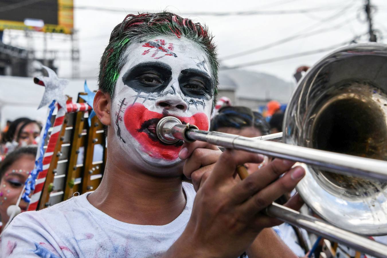 Festejos de carnaval en el Bulevar Suyapa, en Tegucigalpa (Honduras). Miles de hondureños celebran el 440 aniversario de la fundación en 1578 por los españoles de Tegucigalpa, la capital del país, con la participación de bandas musicales y desfiles. 
