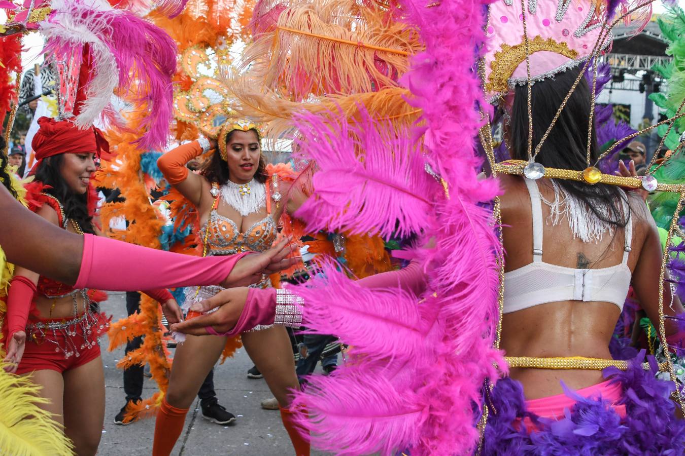 Festejos de carnaval en el Bulevar Suyapa, en Tegucigalpa (Honduras). Miles de hondureños celebran el 440 aniversario de la fundación en 1578 por los españoles de Tegucigalpa, la capital del país, con la participación de bandas musicales y desfiles. 