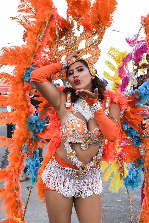 Festejos de carnaval en el Bulevar Suyapa, en Tegucigalpa (Honduras). Miles de hondureños celebran el 440 aniversario de la fundación en 1578 por los españoles de Tegucigalpa, la capital del país, con la participación de bandas musicales y desfiles. 