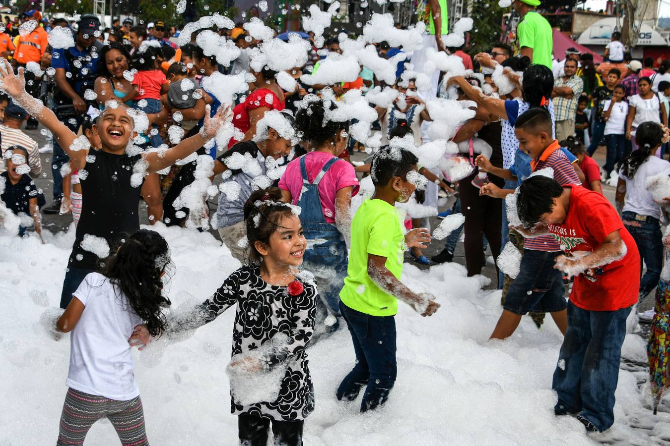 Festejos de carnaval en el Bulevar Suyapa, en Tegucigalpa (Honduras). Miles de hondureños celebran el 440 aniversario de la fundación en 1578 por los españoles de Tegucigalpa, la capital del país, con la participación de bandas musicales y desfiles. 