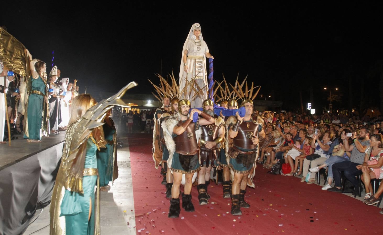 Dos grandes pantallas de televisión permiten seguir todos los detalles de los esponsales durante las fiestas de Carthagineses y Romanos. 