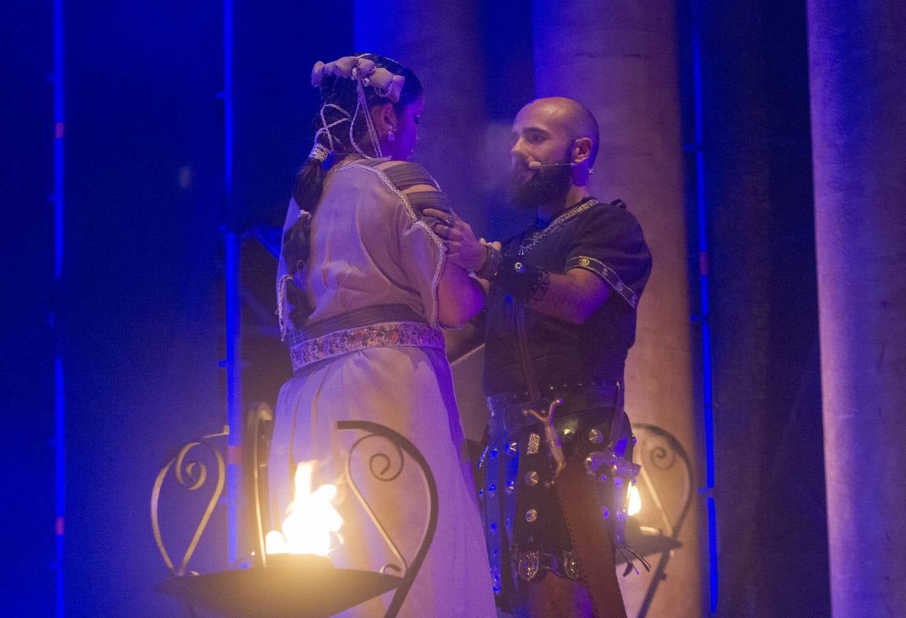 Dos grandes pantallas de televisión permiten seguir todos los detalles de los esponsales durante las fiestas de Carthagineses y Romanos. 