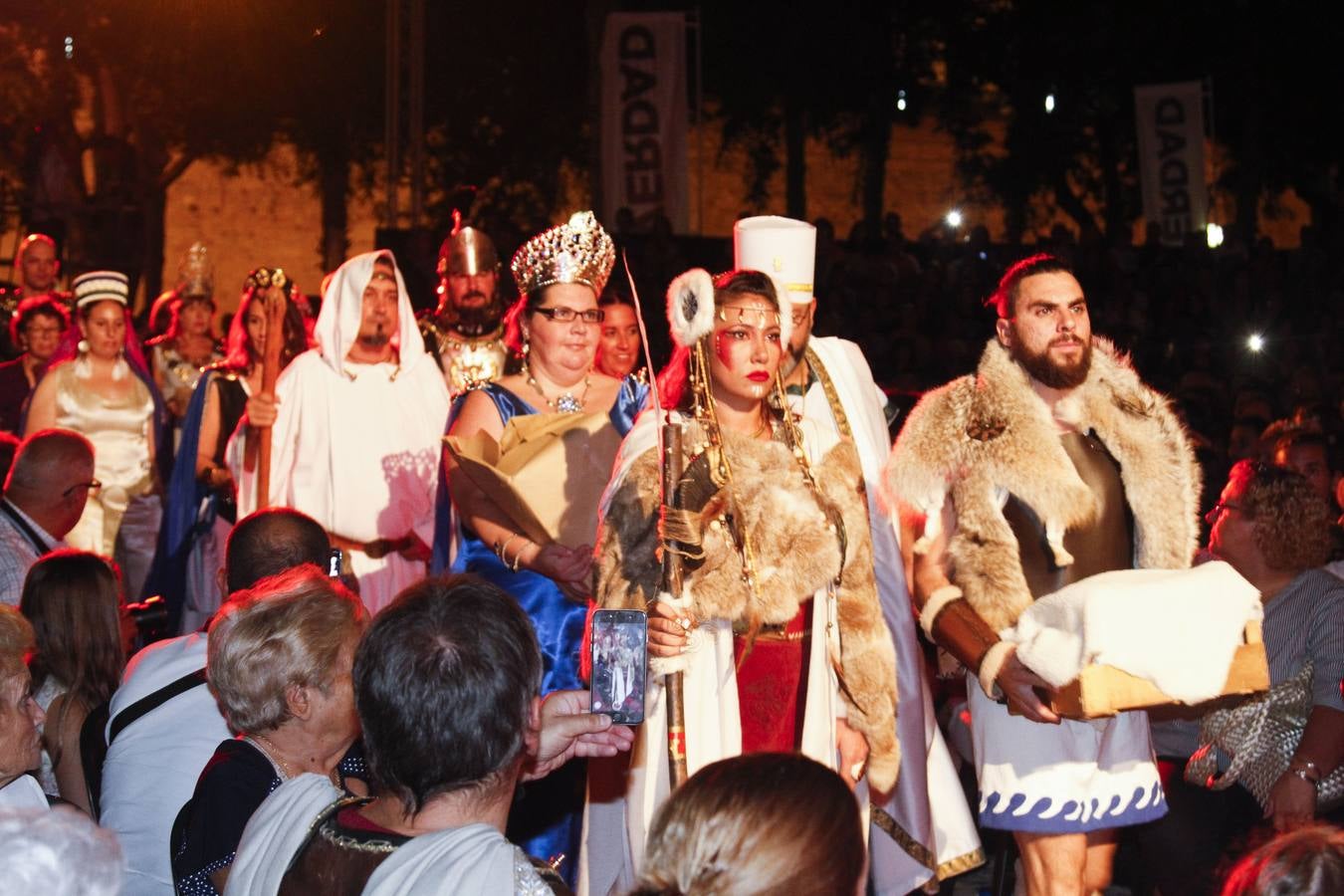 Dos grandes pantallas de televisión permiten seguir todos los detalles de los esponsales durante las fiestas de Carthagineses y Romanos. 