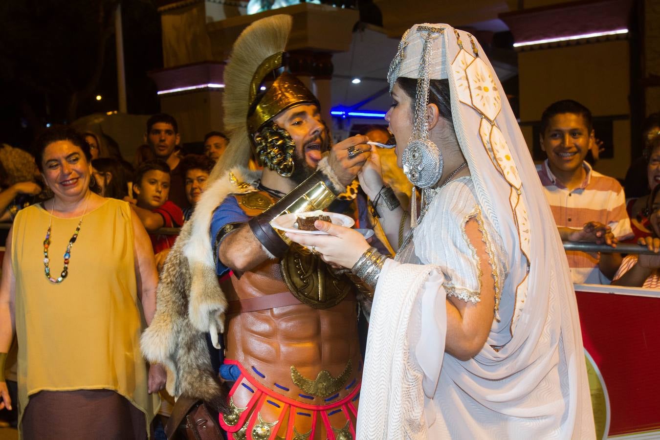 Dos grandes pantallas de televisión permiten seguir todos los detalles de los esponsales durante las fiestas de Carthagineses y Romanos. 