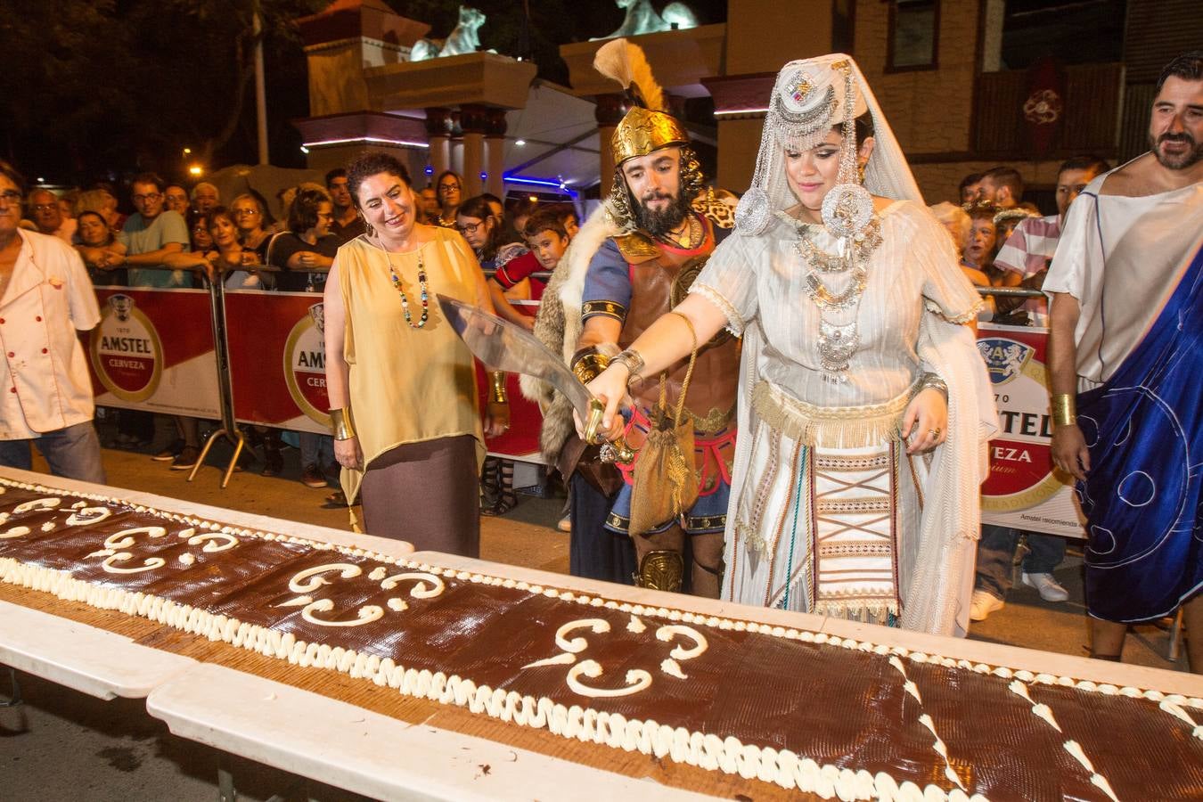 Dos grandes pantallas de televisión permiten seguir todos los detalles de los esponsales durante las fiestas de Carthagineses y Romanos. 