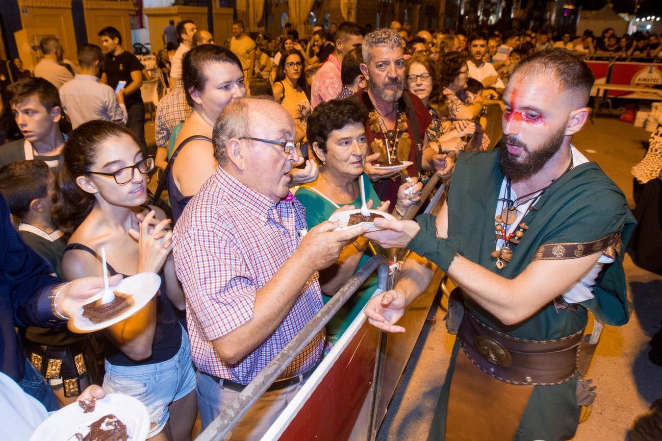 Dos grandes pantallas de televisión permiten seguir todos los detalles de los esponsales durante las fiestas de Carthagineses y Romanos. 