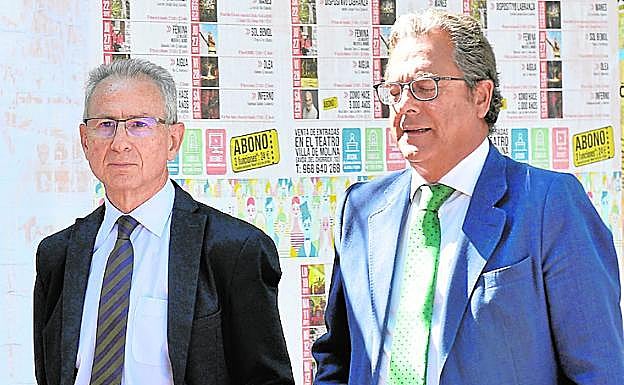 Miguel Ángel Ródenas, junto al letrado Jaime Sánchez-Vizcaíno, ayer, tras haber prestado declaración. 
