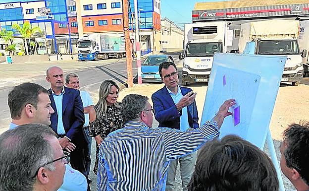 Ballesta explica los trabajos que se van a realizar. 