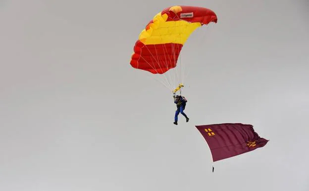 Paracaidista en el acto de apertura de la Escuela Militar de Paracaidismo 'Méndez Parada'. 